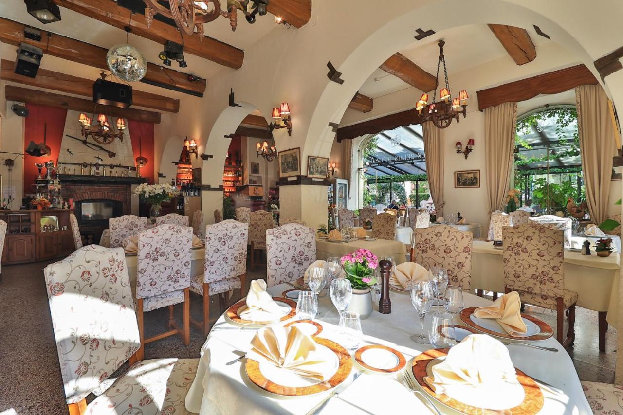 Logis Le Relais Imperial Hotell Saint-Vallier-de-Thiey Exteriör bild