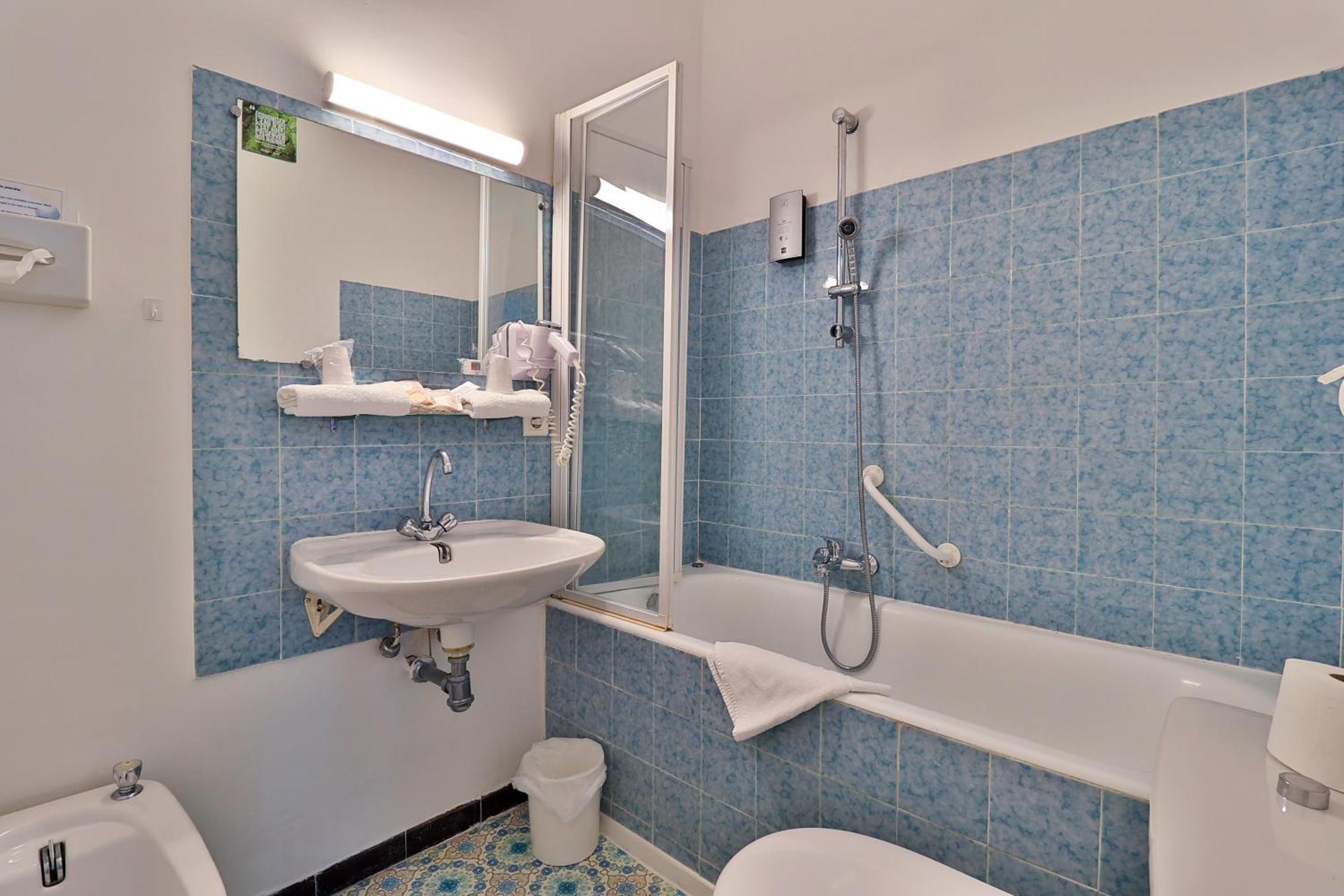 Logis Le Relais Imperial Hotell Saint-Vallier-de-Thiey Exteriör bild