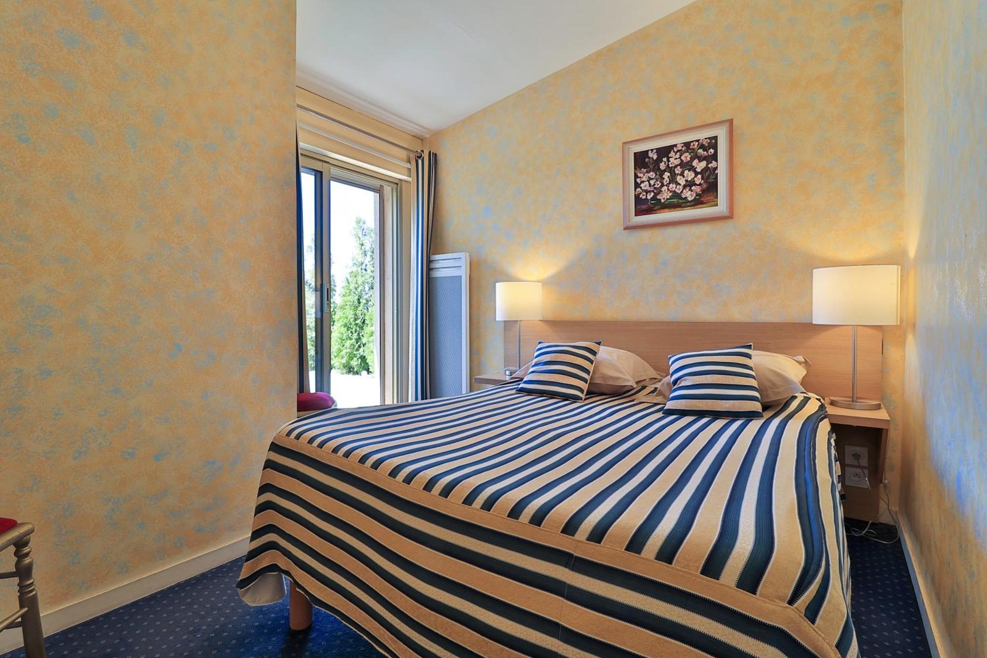 Logis Le Relais Imperial Hotell Saint-Vallier-de-Thiey Exteriör bild
