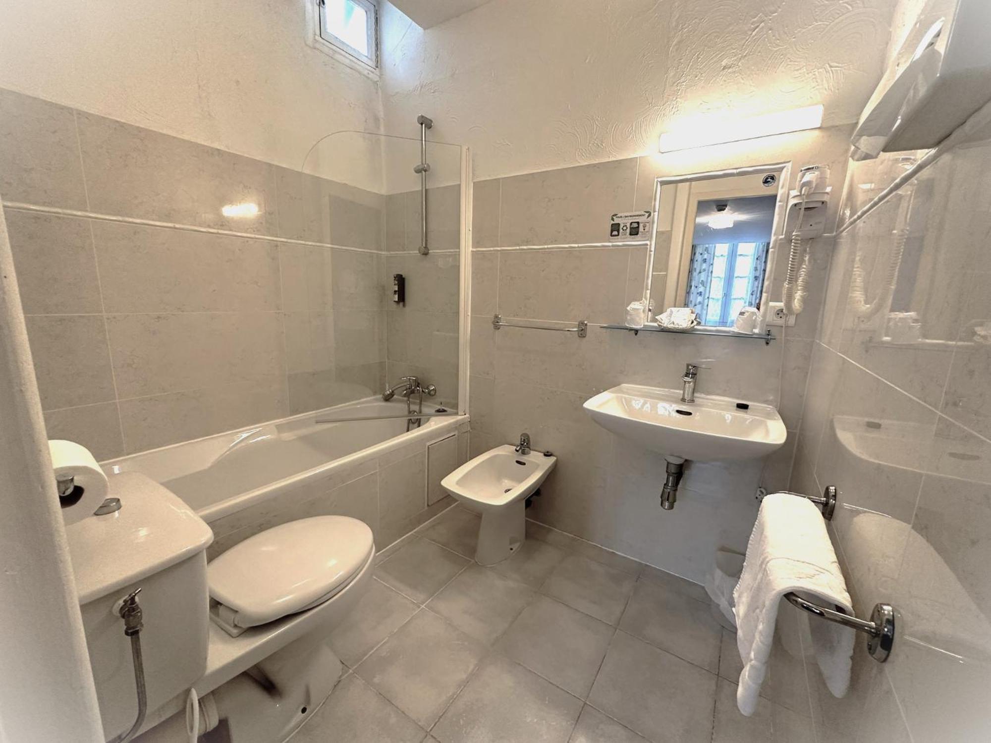 Logis Le Relais Imperial Hotell Saint-Vallier-de-Thiey Exteriör bild