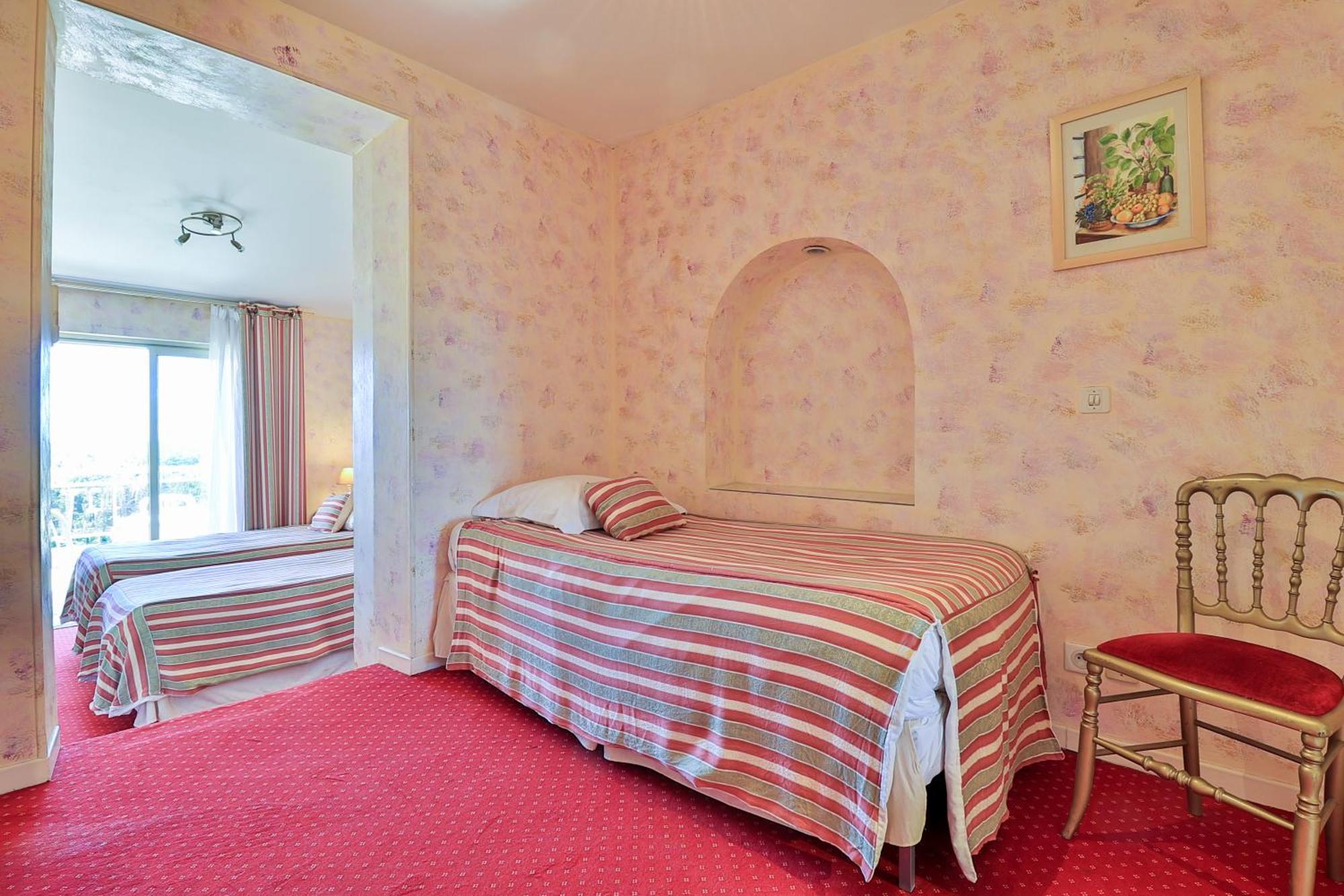 Logis Le Relais Imperial Hotell Saint-Vallier-de-Thiey Exteriör bild